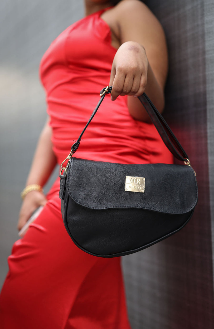 Denri Africa's black Montana Sling Bag. Classic black crossbody sling, simple and functional.