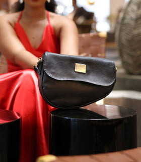 Denri Africa's black Montana Sling Bag. Modern black sling bag, hands-free design, compact and stylish.